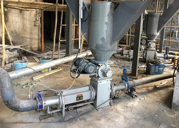 冠德連續(xù)氣力輸送泵安裝現(xiàn)場 冠德連續(xù)氣力輸送泵安裝現(xiàn)場